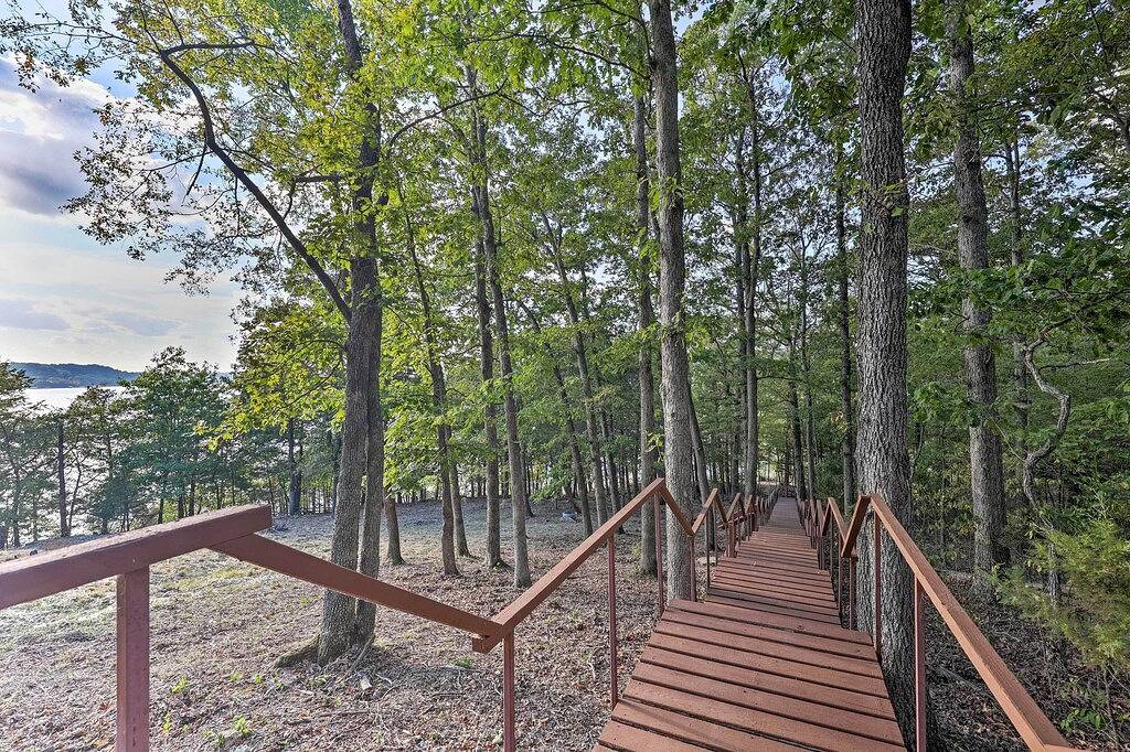 'Foxtail' Cabin Retreat: Steps to Beaver Lake! in Beaver Lake