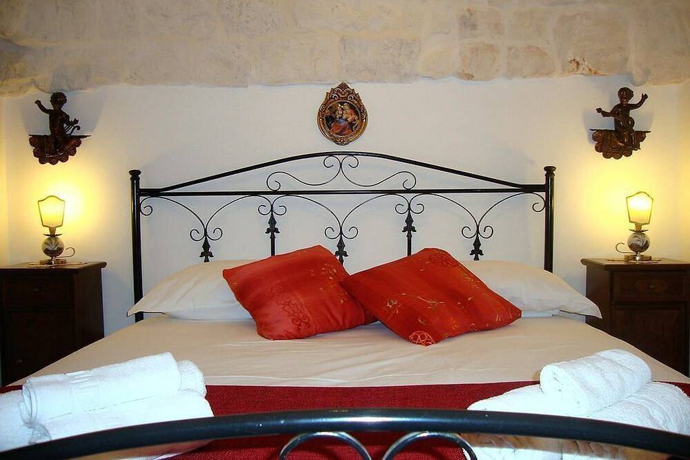Trulli di Marì: \"Trullo Incanto\" ideal for families. Playground area. 12km from the sea in Locorotondo, Bari Province
