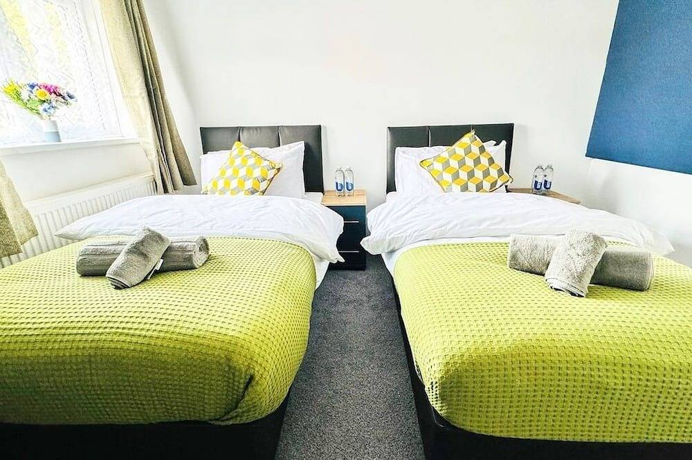 Contractor + Business Stays | Sleeps 7 | 20% Off in Elstree and Borehamwood, Hertfordshire