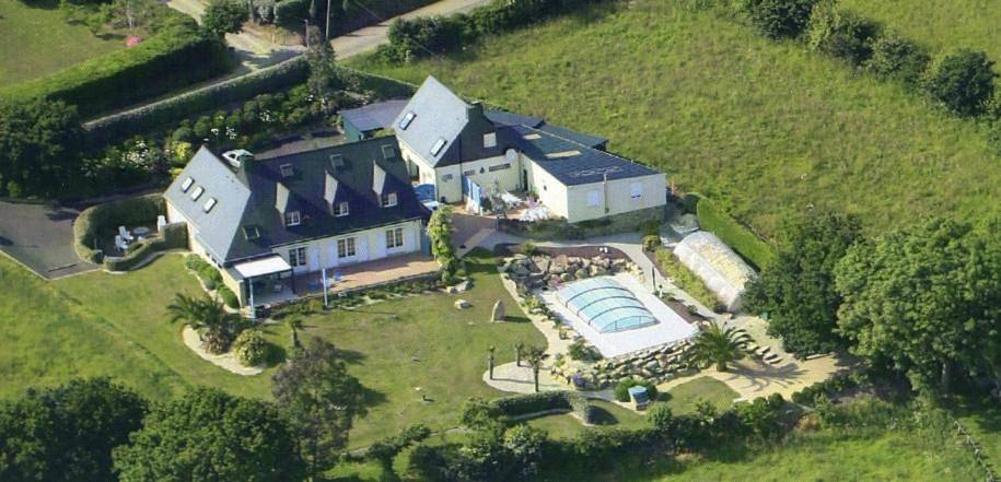 Gîte pour 2 personnes, avec piscine ainsi que jardin et vue à Loperhet - 4