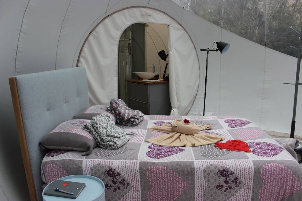 Maison bulle, jacuzzi, Au Calme Absolu in Lindry, Région d'Auxerre
