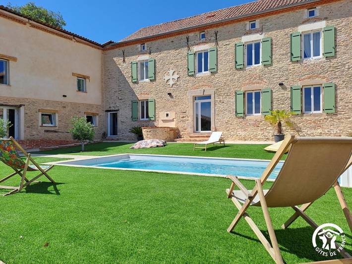 Gîte pour 12 personnes, avec jardin et piscine ainsi que sauna et terrasse