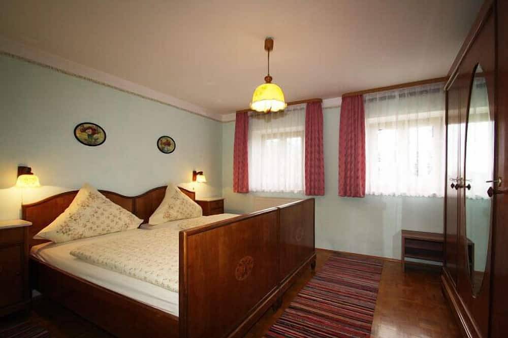 Ganze Wohnung, Ferienwohnung Staufen bis 4 Personen, 2 Sz, Balkon mit Bergblick, 50 qm in Kirchanschöring, Rupertiwinkel