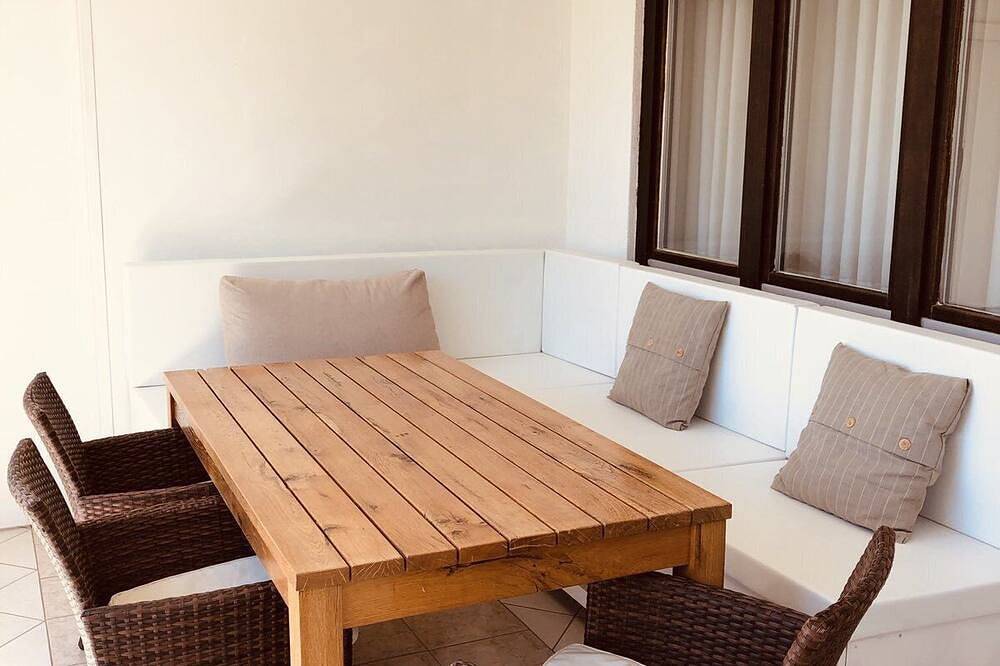 Entire apartment, 300m to the beach, quiet, large garden in Biograd na Moru, Zadar