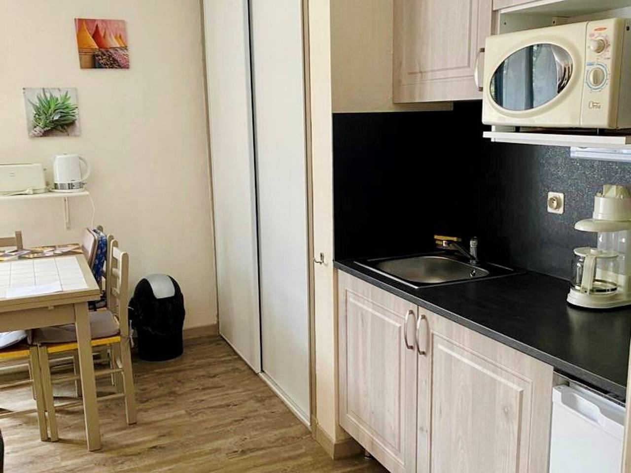 Studio entier, Studio ensoleillé avec balcon et parking - Wifi inclus - Centre-ville Amélie-les-Bains in Amélie-les-Bains-Palalda, Région de Céret