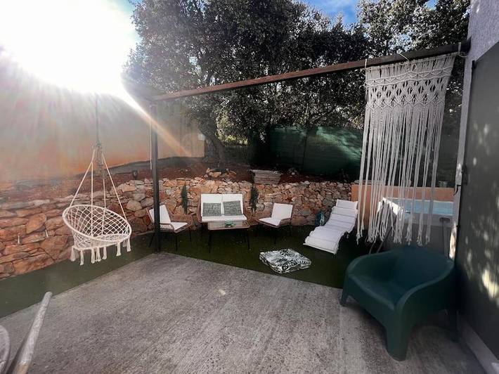 Maison de vacances pour 6 personnes, avec terrasse ainsi que jardin et piscine