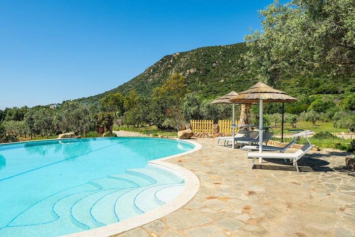 Ferienhaus für 17 Personen, mit Balkon und Whirlpool sowie Garten in Villasimius - 2