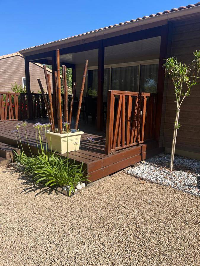 Chalet 19 Cosy bord de Lac, dans domaine avec piscine couverte accueil 4 voyageurs Loumaelou in Labouheyre, Landes
