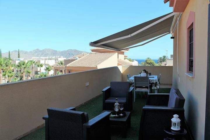 Location de vacances pour 5 personnes, avec vue ainsi que jardin et piscine, adapté aux familles à Isla Plana - 4