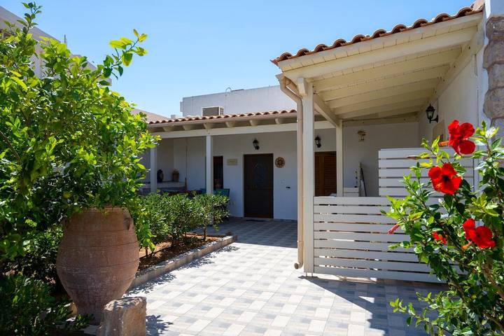 Location de vacances pour 4 personnes, avec terrasse et jardin, animaux acceptés dans Palekastron