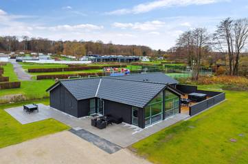 Ferienhaus für 10 Personen, mit Terrasse und Whirlpool sowie Garten, mit Haustier in Grønninghoved Strand