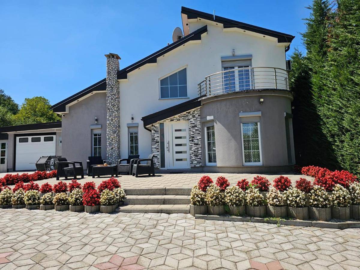 Amazing Villa with pool nearby Shtime - Ferizaj in Region Ferizaj