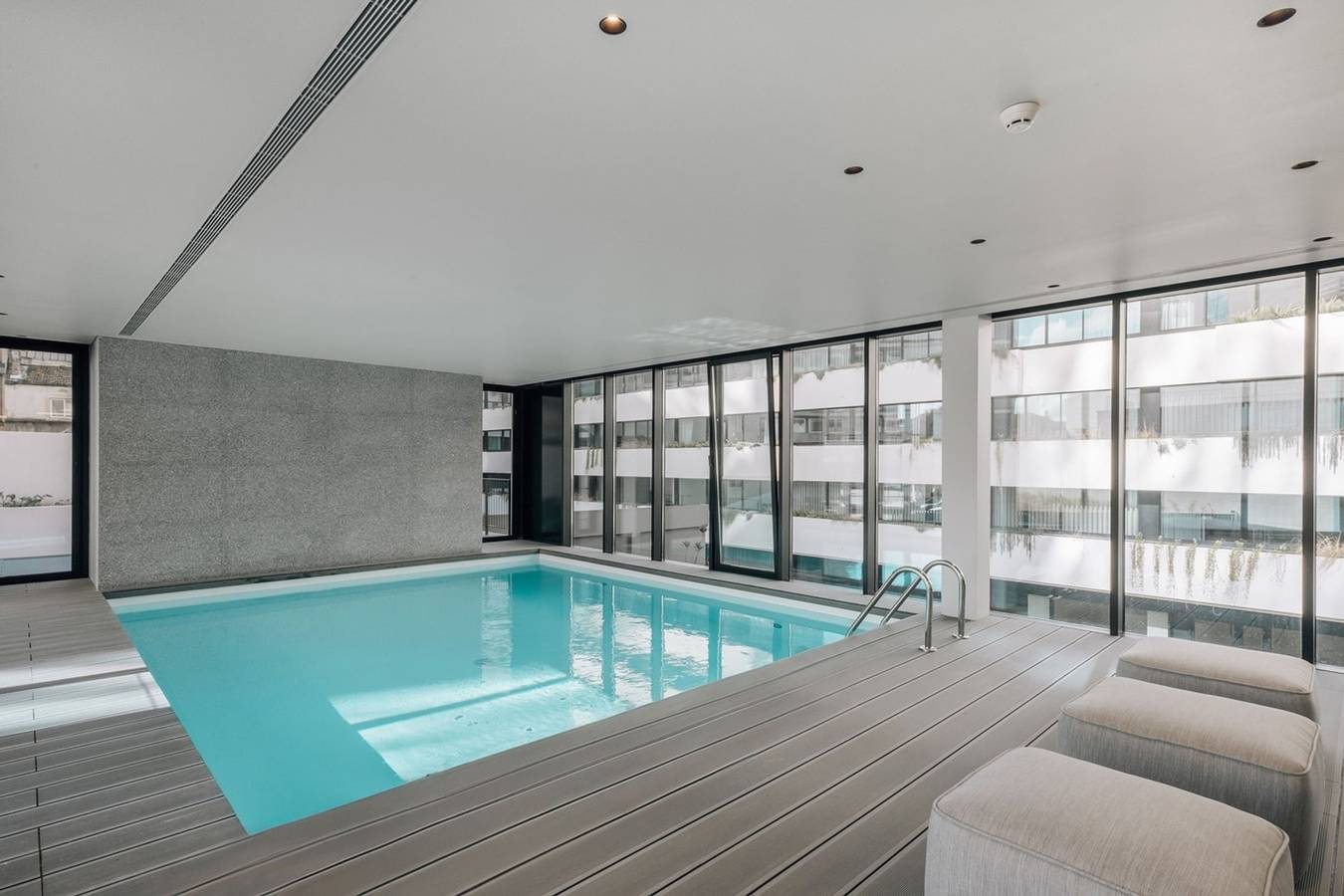 Entire apartment, Avencas - 2 bedrooms and shared pool in Campolide in Lisbon, Costa de Lisboa