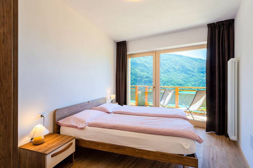 Lodge Mit Erstaunlichem Blick Auf Den See Und Die Dolomiten in Molveno, Brentagruppe