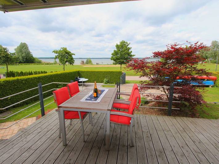 Ferienwohnung für 5 Personen, mit Seeblick und Ausblick sowie Garten und Terrasse, kinderfreundlich in Göhren-Lebbin