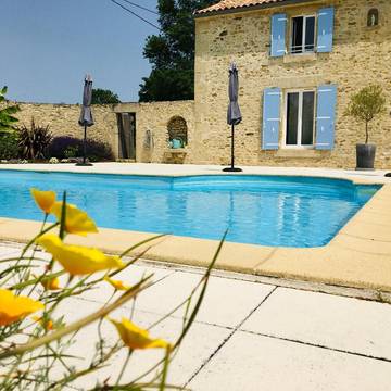 Gîte pour 8 personnes, avec jardin ainsi que piscine et vue, adapté aux familles à Cezais