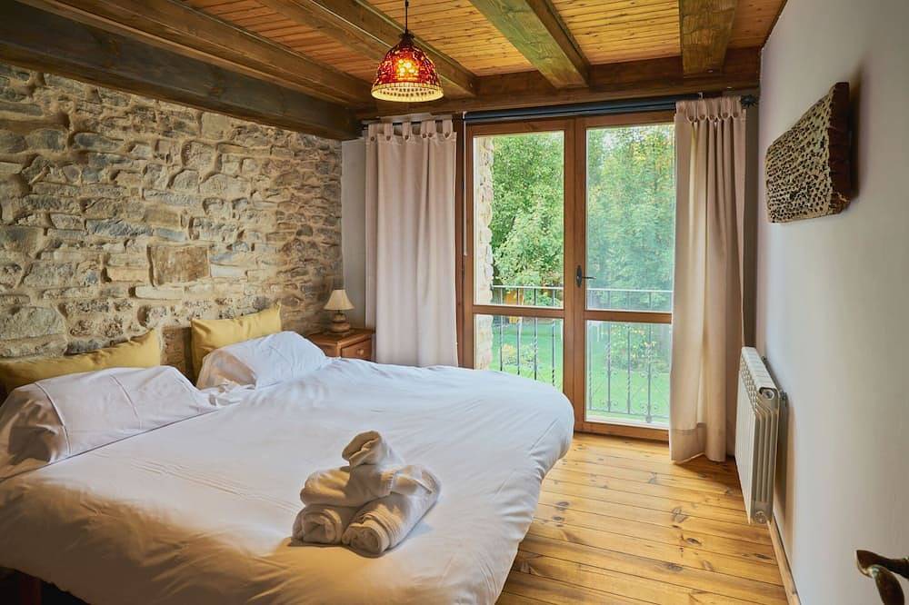 Middle Apartment, Casapirineos in Jaca, Spanish Pyrenees