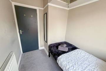 Holiday Rental for 8 People in Kingston upon Thames, Chessington World of Adventures, Photo 4