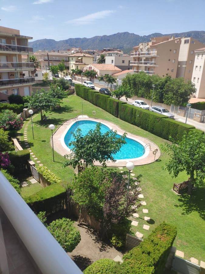 Appartement de vacances pour 4 personnes, avec balcon et jardin ainsi que piscine et vue