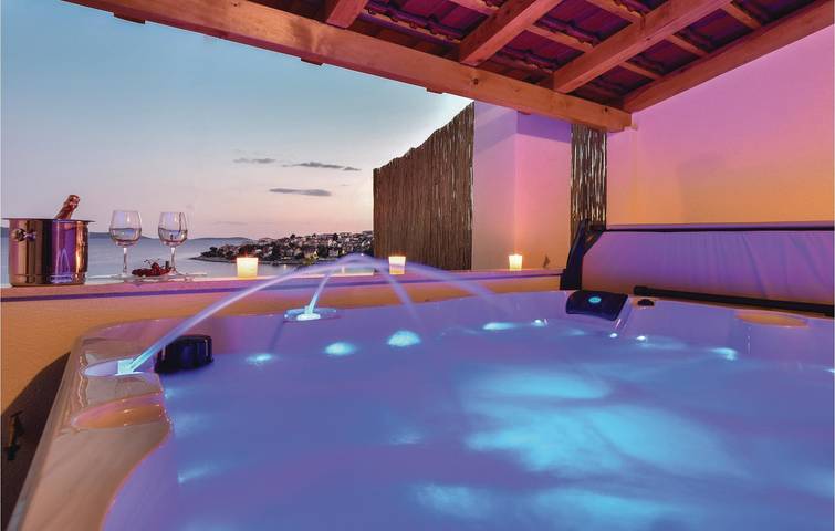 Charmante 2-Zimmer-Wohnung mit Pool und Terrasse, 600 m vom Strand Uvala Bočići entfernt in Okrug Gornji, Ciovo