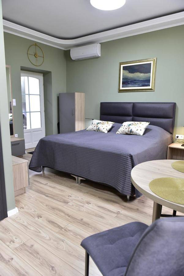 Ferienhaus für 12 Personen, mit Sauna und Pool sowie Whirlpool und Garten, mit Haustier