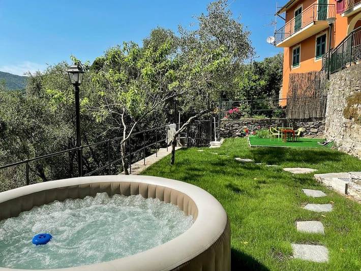 Ferienhaus für 6 Personen, mit Balkon und Whirlpool sowie Terrasse und Garten in Avegno