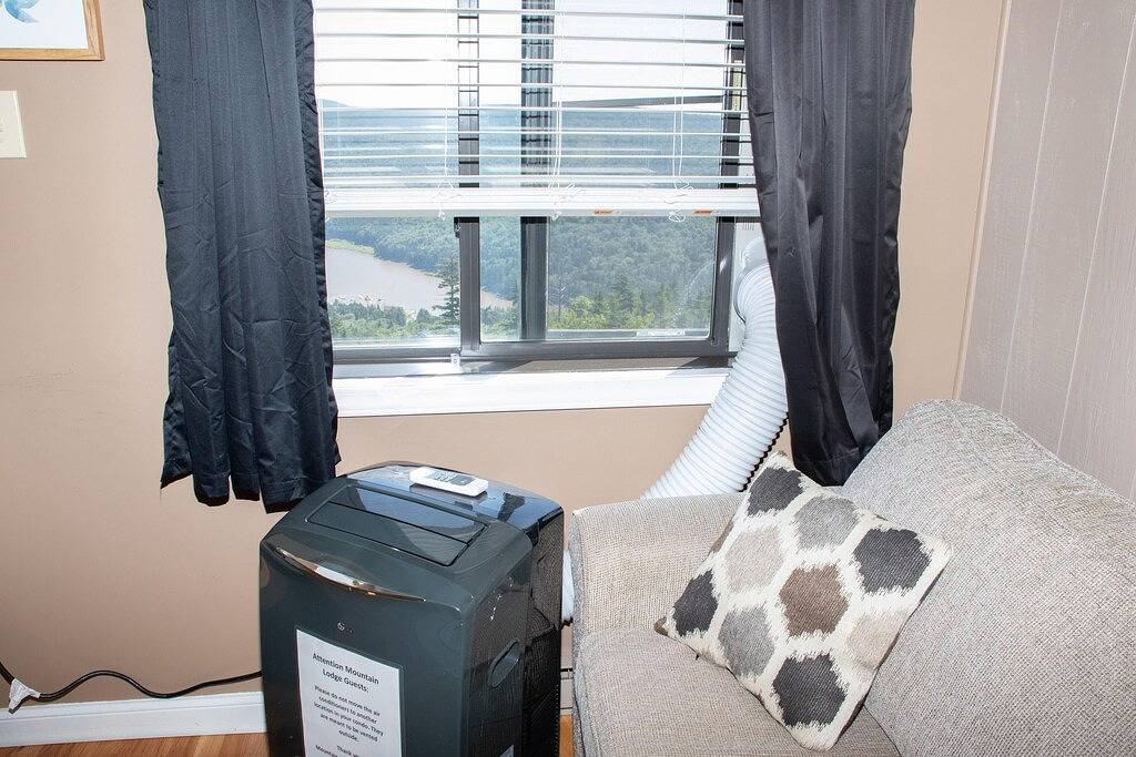 Ganze Wohnung, Keine Köder- Und Schalterpreise | Beinhaltet Parken / Reinigung | 1Br / 1Ba | Schlaf 4 | in Snowshoe, Greenbrier River