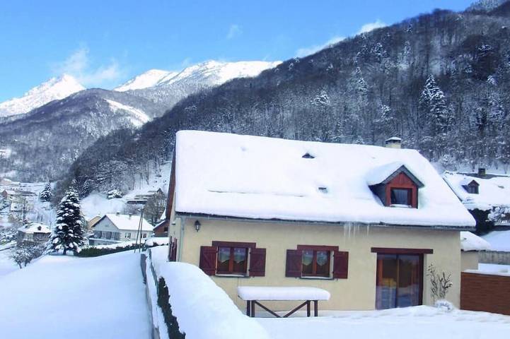 Gîte pour 6 personnes, avec Jacuzzi et Terrasse ainsi que Jardin et Sauna à Cauterets