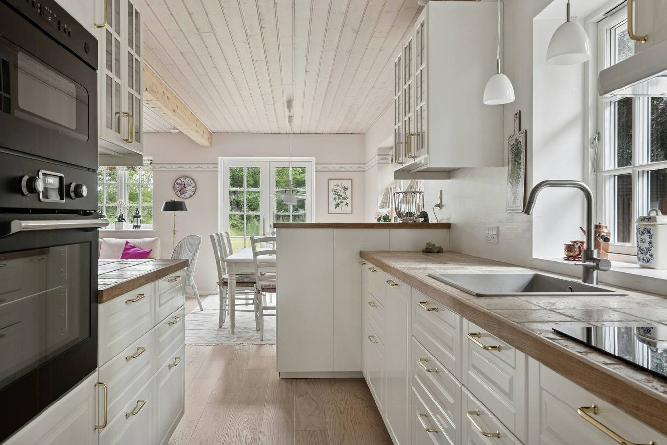 Guest house by lake and forest in Swedish Baltic Sea