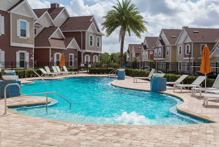 Vacation apartment for 10 people, with pool and yard as well as lake view, kid friendly in Central Florida