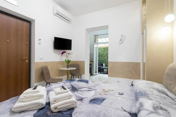 Entire studio, Studio Apartment 'Atlas' with Private Terrace, Wi-Fi and Air Conditioning in Bari, Bari Province