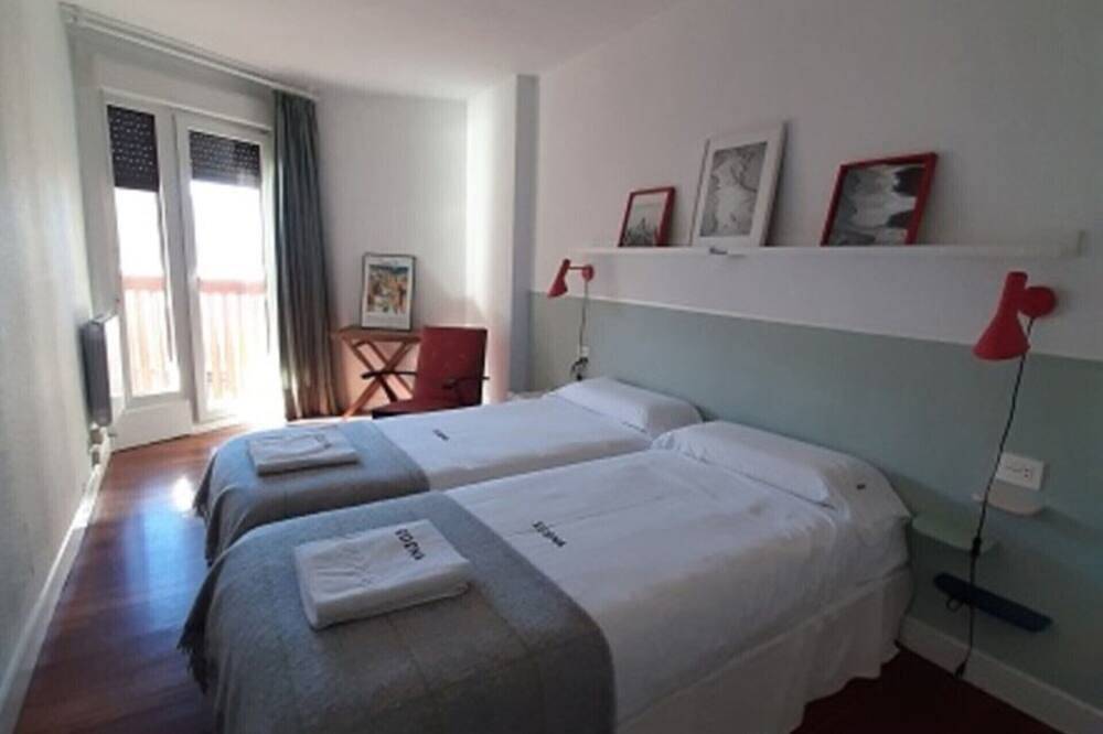 Ganze Wohnung, Apartment Muskaria - Spectacular, first line beach and pool by Egona in Zarautz, Baskische Küste (Spanien)