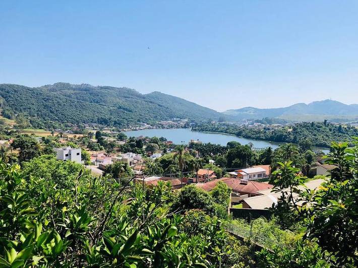 Casas e apartamentos de temporada para 5 pessoas, com jardim e vista e ainda vista para o lago and balcão em Poços de Caldas
