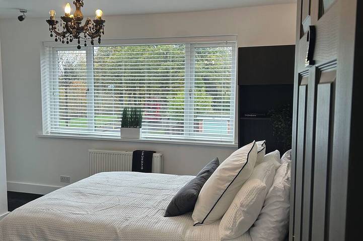 Fabulous 7-bedroom Hyacinth House perfect for your Birmingham getaway in Birmingham, Birmingham Area