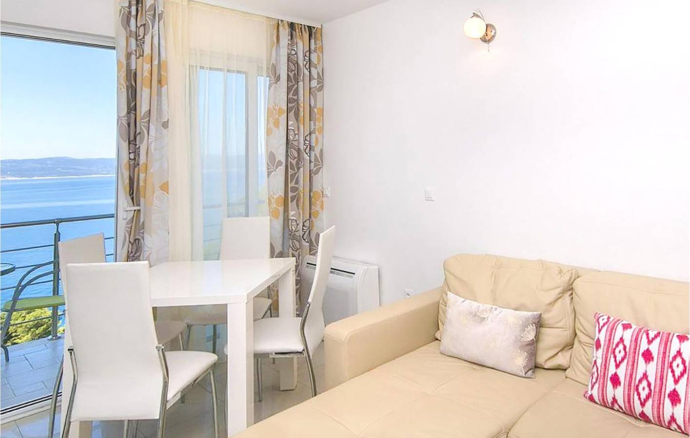 Ganze Ferienwohnung, Gemütlich, 2,5 km vom Strand entfernt: Apartment mit Meerblick, Terrasse und Annehmlichkeiten in Brela, Makarska Riviera