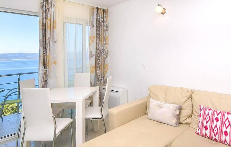 Ganze Ferienwohnung, Gemütlich, 2,5 km vom Strand entfernt: Apartment mit Meerblick, Terrasse und Annehmlichkeiten in Brela, Makarska Riviera