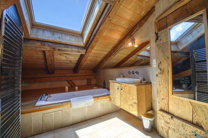 Chambre d’hôte pour 15 personnes, avec piscine et jacuzzi ainsi que sauna et jardin, adapté aux familles à Samoëns - 4