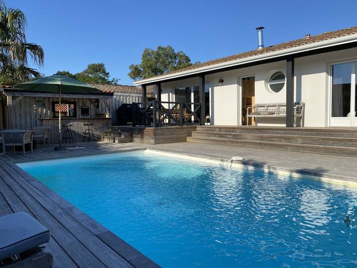 Gîte pour 8 personnes, avec jardin ainsi que terrasse et piscine