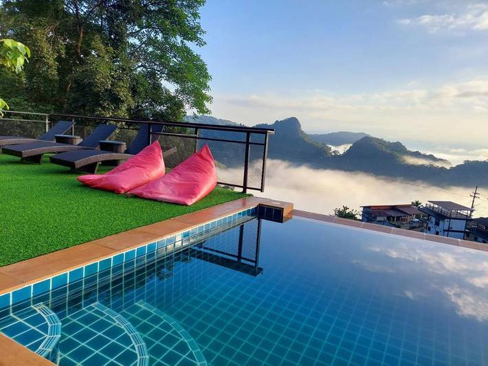 Chambre d’hôte pour 2 personnes, avec piscine ainsi que balcon et vue dans Chiang Rai