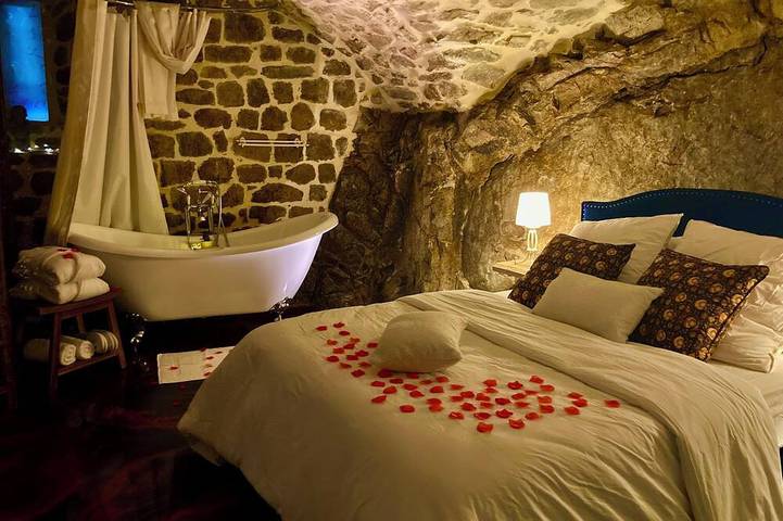 Romantic rock refuge - Private spa and exceptional panorama in Vallées-d'Antraigues-Asperjoc, Parc naturel régional des Monts d'Ardèche