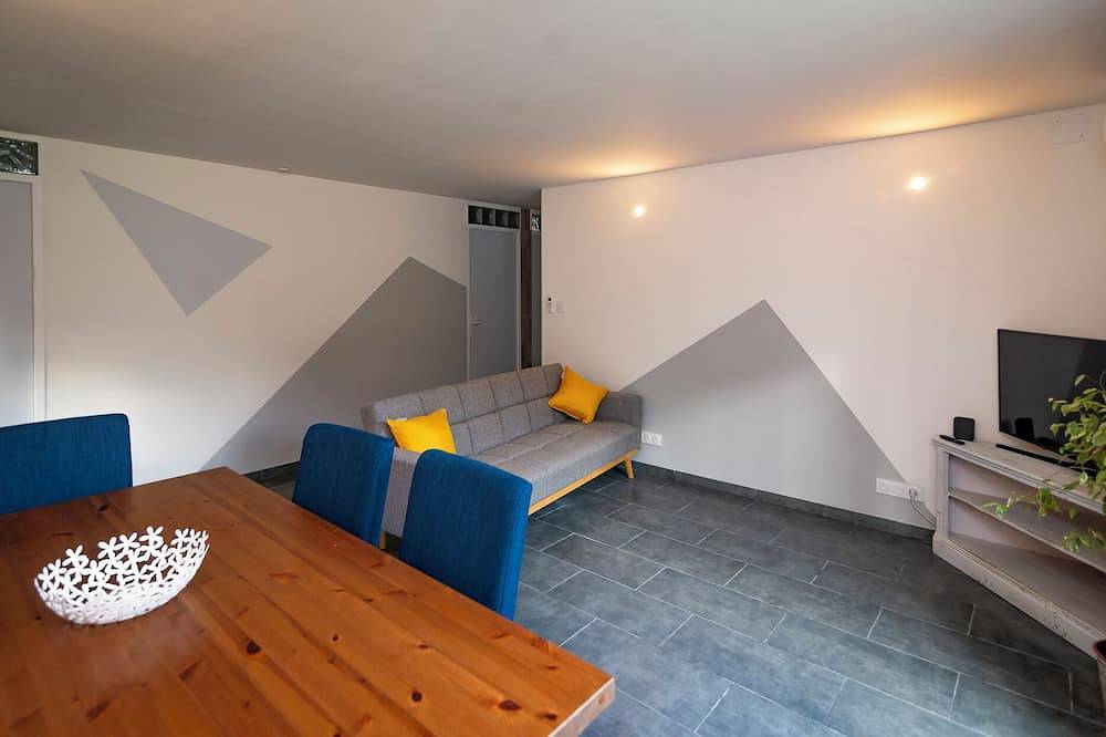 Appartement entier, Modern, New, Stylish, 3 Bed, 2 Bath, Self Catering Gite. Private Garden & Pool! in Laroque-des-Albères, Côte méditerranéenne (France)