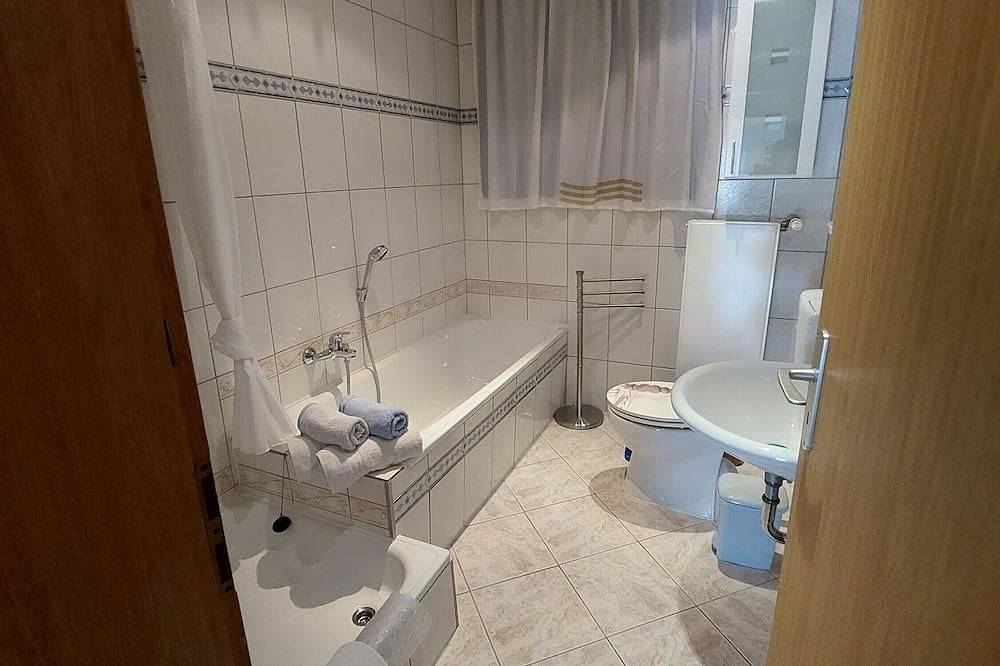 Ganze Wohnung, Ferienwohnung 'Osterwiese' mit privater Terrasse, privatem Garten und Wi-Fi in Weilburg, Lahntal