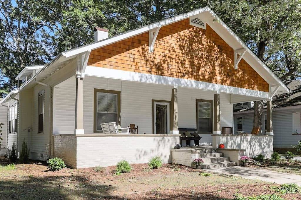 Misty Mountain Retreat - Walk to Dt Hendersonville, Fire Pit, Sleeps 7 in Hendersonville, Henderson County (NC)