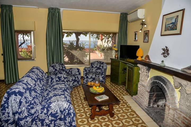 Entire apartment, Ampio e Panoramico Appartamento a due Passi dal Mare, Vista Unica su Isolabella in Mazzarò, Taormina