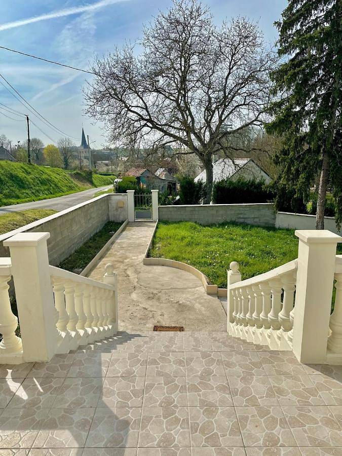 Location de vacances pour 8 personnes, avec jardin ainsi que vue et piscine à La Celle-Guenand - 3