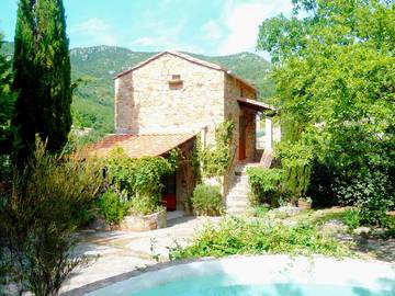 Gîte pour 4 personnes, avec balcon ainsi que piscine et jardin dans l' Hérault