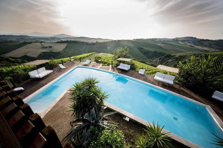 Agriturismo per 4 persone, con piscina e giardino nonché panorama, con animali domestici in Acquaviva Picena
