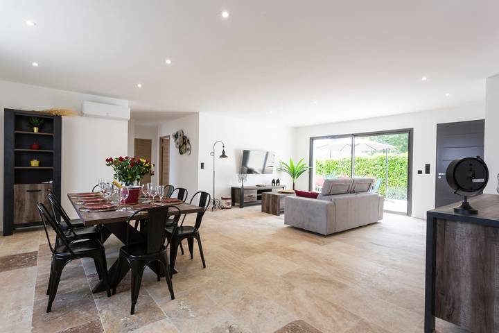 Location de vacances pour 8 personnes, avec jardin ainsi que terrasse et piscine à Saint-Victor-la-Coste - 3