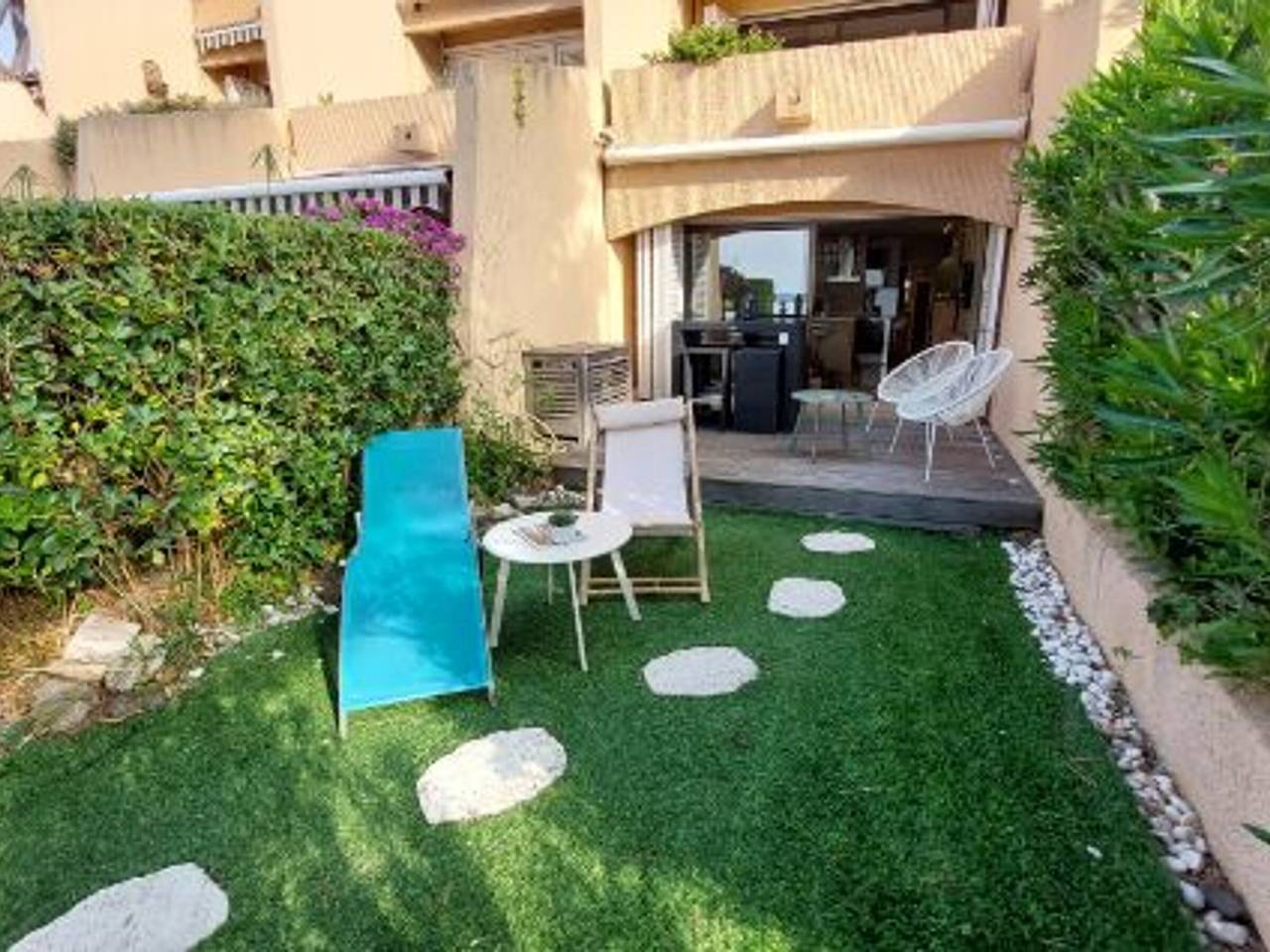 Entire apartment, Air-conditioned 2-room apartment with sea view: 4 pers, pool, parking in Sainte-Maxime, Mediterranean Coast (France)