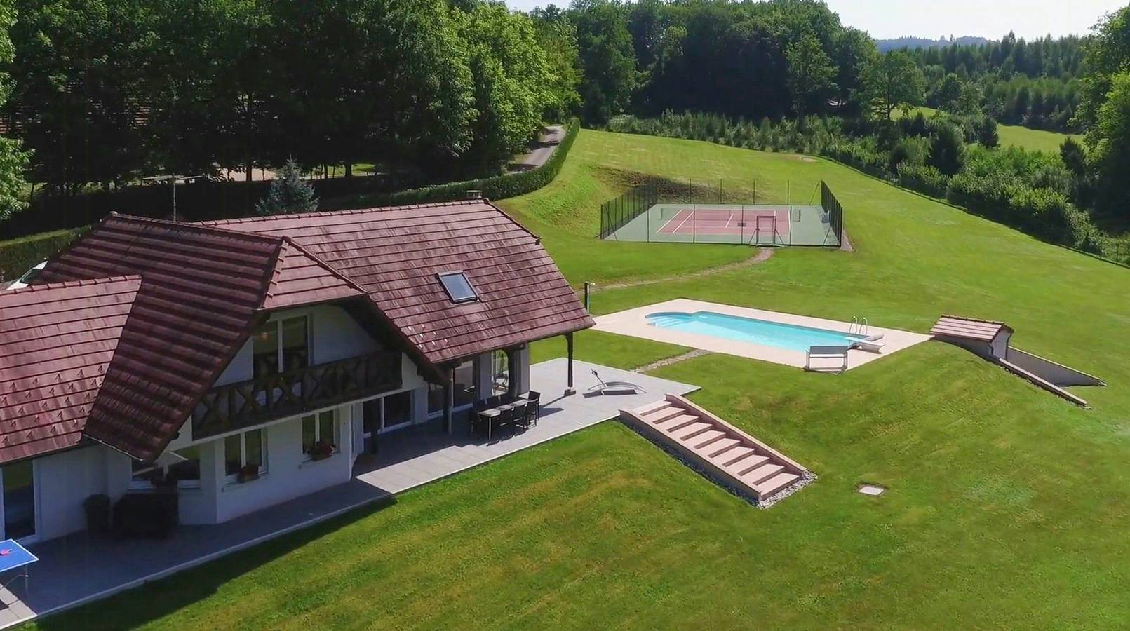 Landhaus mit Pool, Tennis und drei Golfabschlägen in Le Saulcy, Sankt Didel